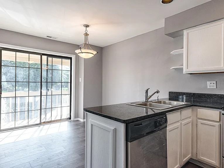 1512 W Jefferson Ave #E - Photo 5 of 12