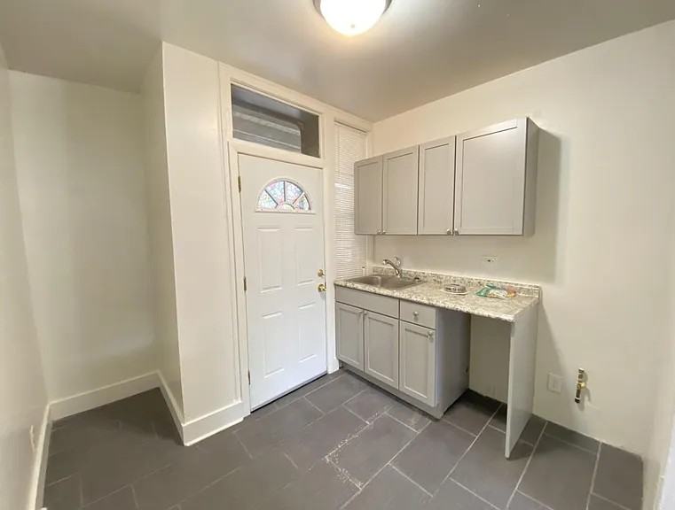 3744 N Pine Grove Ave #3W - Photo 4 of 9