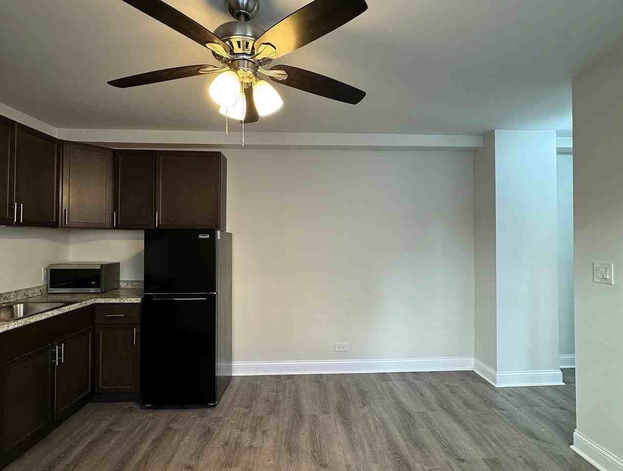 3927 N Clarendon Ave #105 - Photo 4 of 11