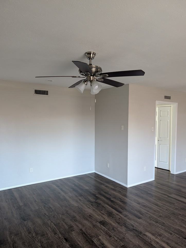 7505 Four Winds Dr - Photo 3 of 20
