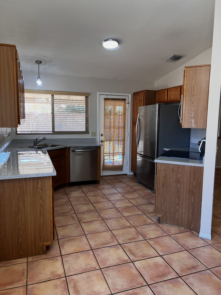 1441 W Canyon Shadows Ln - Photo 4 of 20