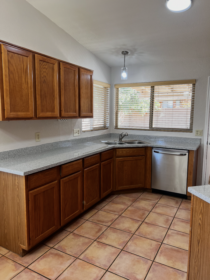 1441 W Canyon Shadows Ln - Photo 5 of 20