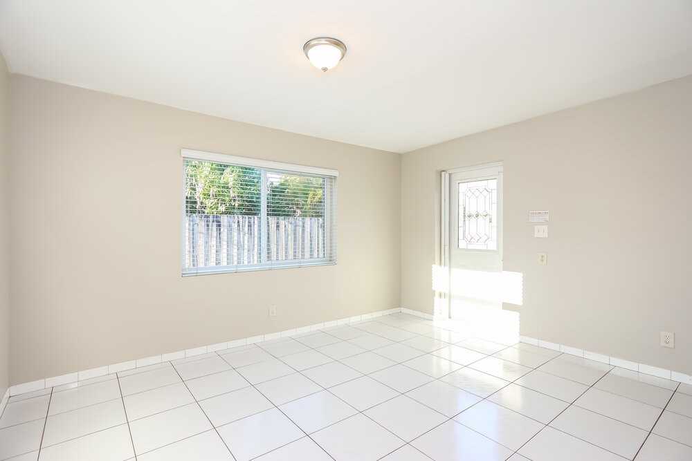 9429 Saddlebrook Dr - Photo 3 of 16