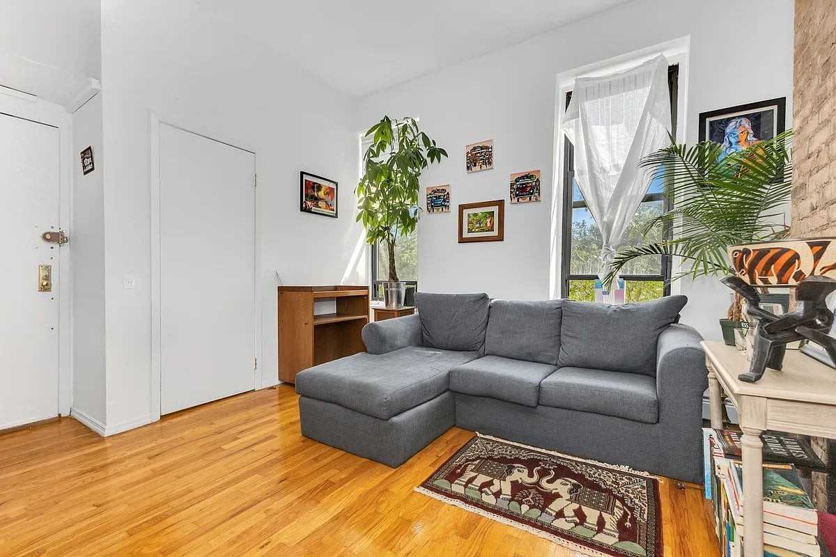 543 1/2 E 6th St #5 - Photo 2 of 6