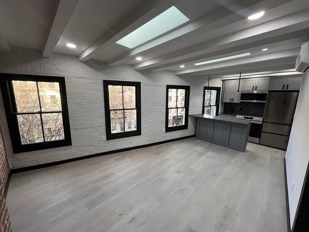 564 Hudson St #PHN - Photo 5 of 8