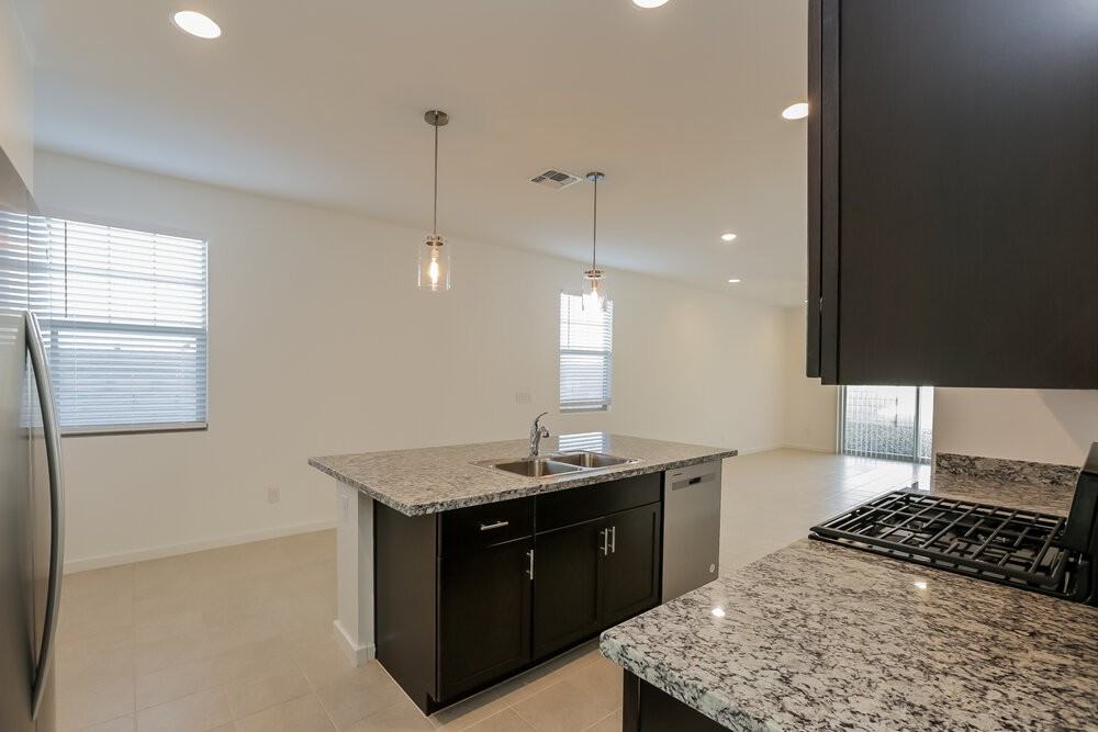 10746 W Bloch Rd - Photo 7 of 16