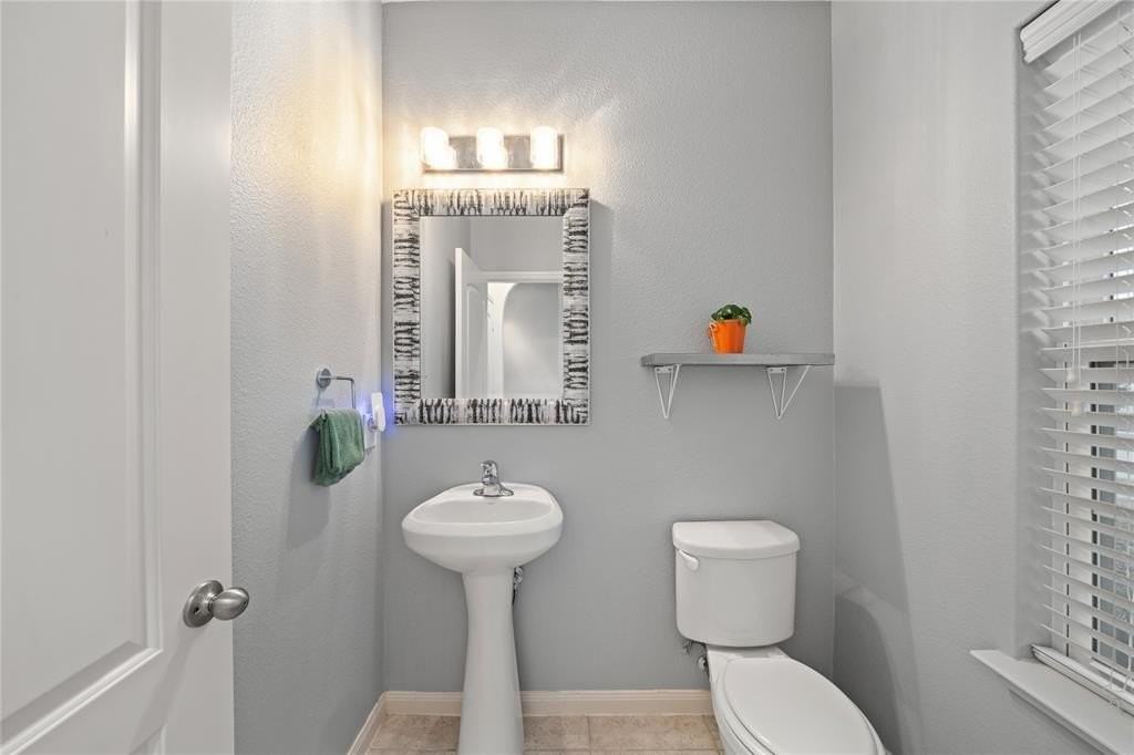 125 Curt St - Photo 6 of 34