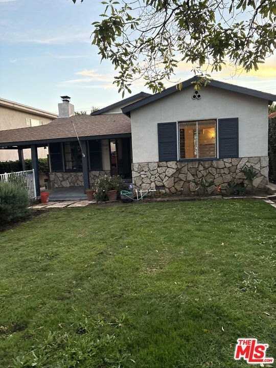 1046 18th St - Photo 2 of 4