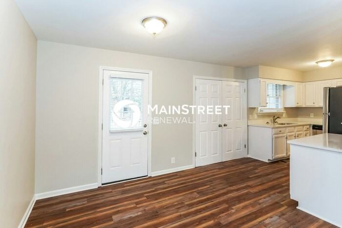 242 Iris Dr - Photo 4 of 16