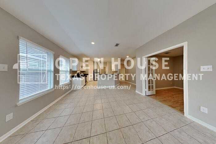 32331 Summer Park Ln - Photo 5 of 23