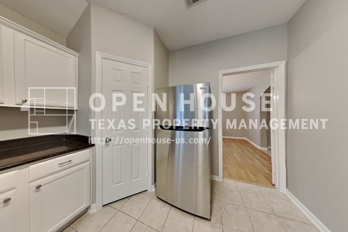 32331 Summer Park Ln - Photo 6 of 23