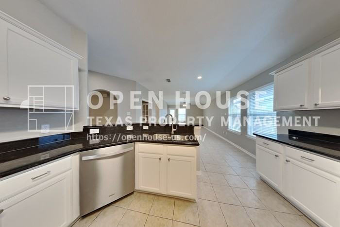 32331 Summer Park Ln - Photo 7 of 23