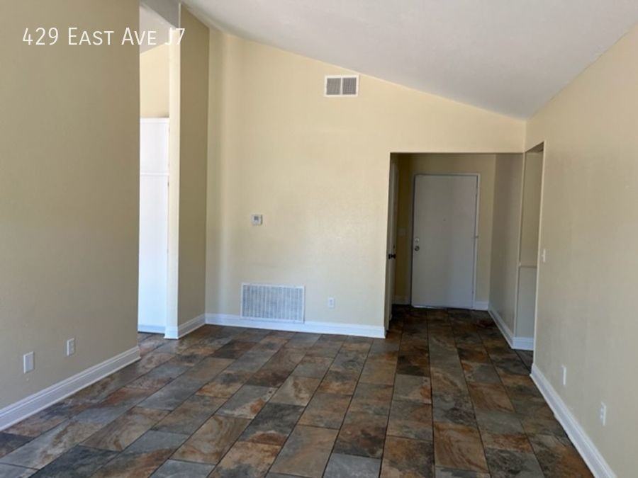 429 E Avenue J7 - Photo 7 of 26