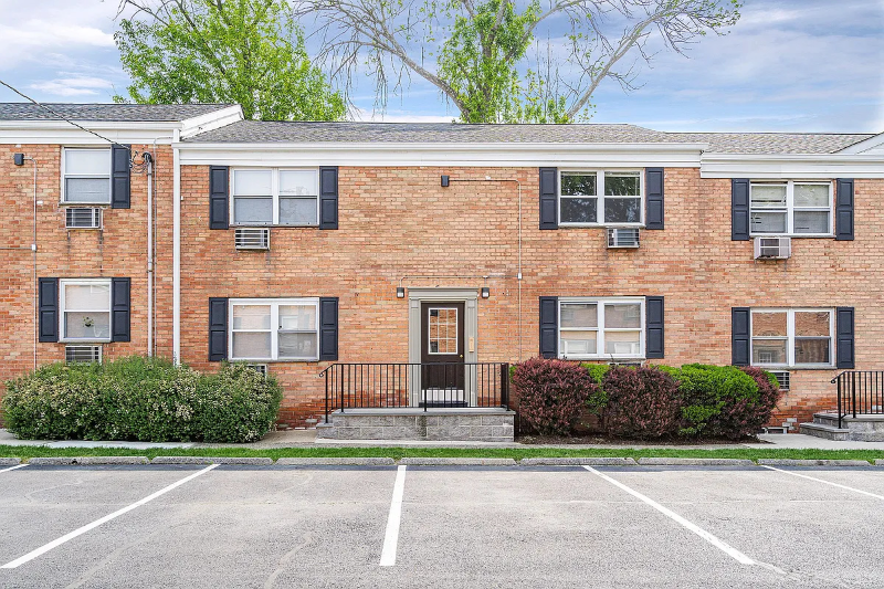 114 Montgomery St #E4 - Photo 6 of 16