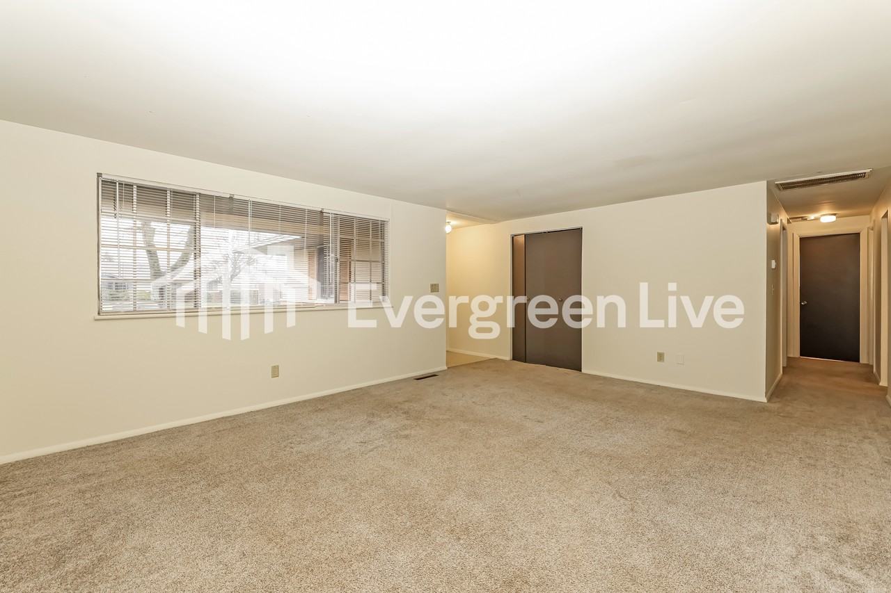 7925 Blackshear Dr - Photo 4 of 15