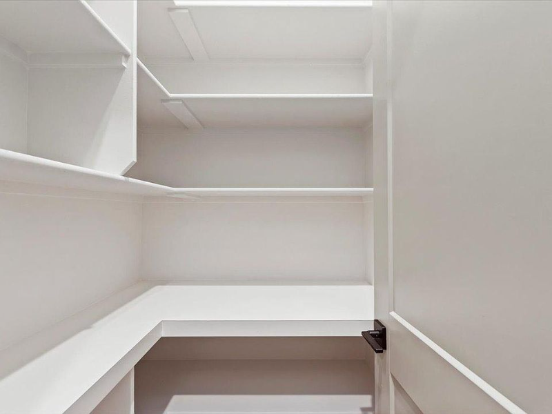 1720 W Howe St - Photo 4 of 17