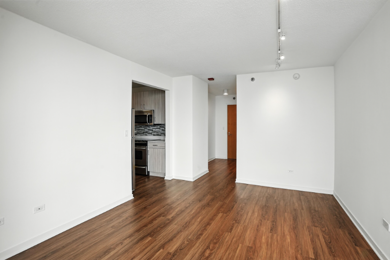 548 N Kingsbury St - Photo 4 of 19