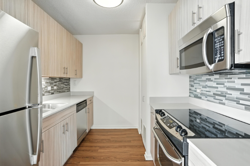 548 N Kingsbury St - Photo 5 of 19