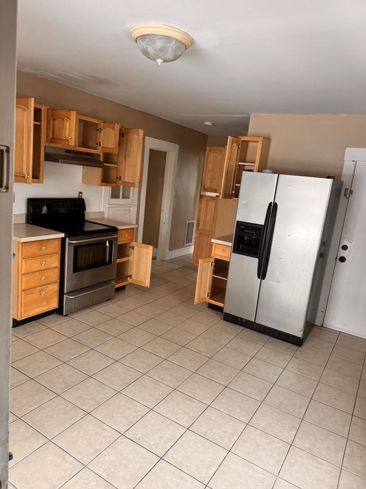 27 Lewis St #2ndFL - Photo 4 of 5