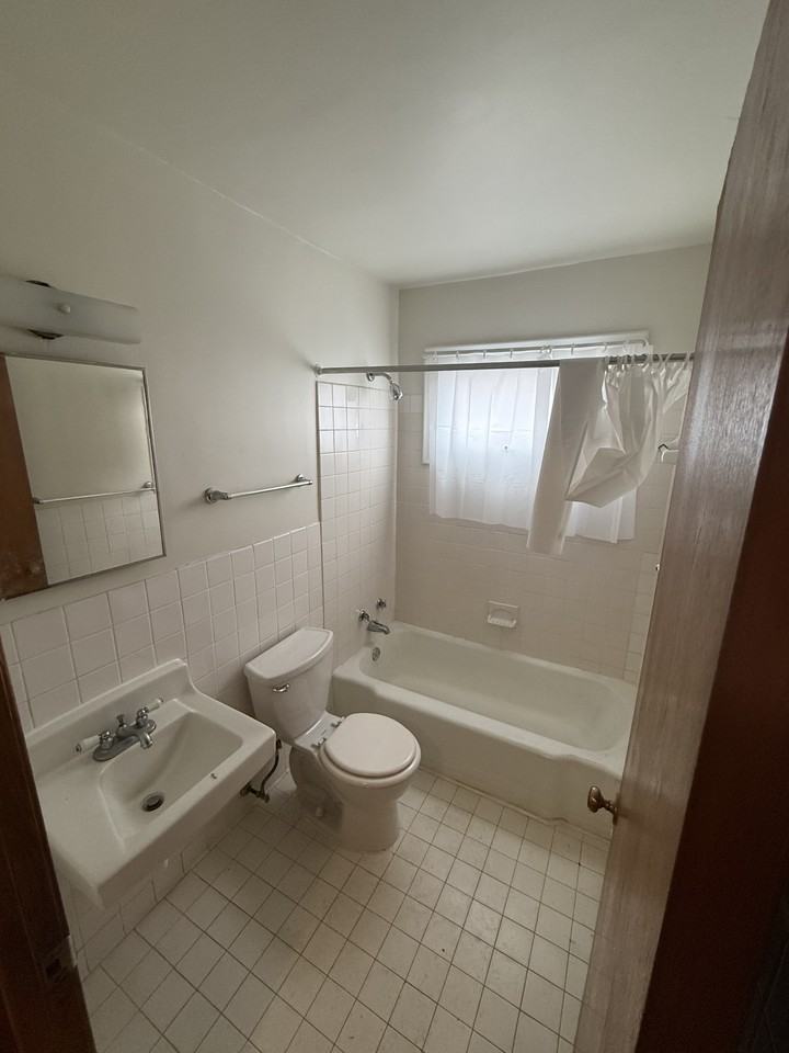 5121 University Ave Ne #101 - Photo 7 of 9