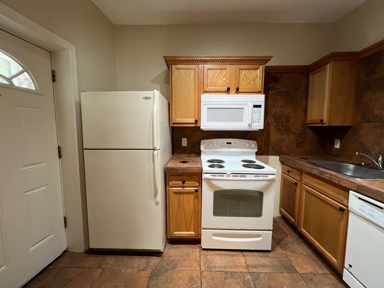 1002 Walnut St #1R - Photo 2 of 16