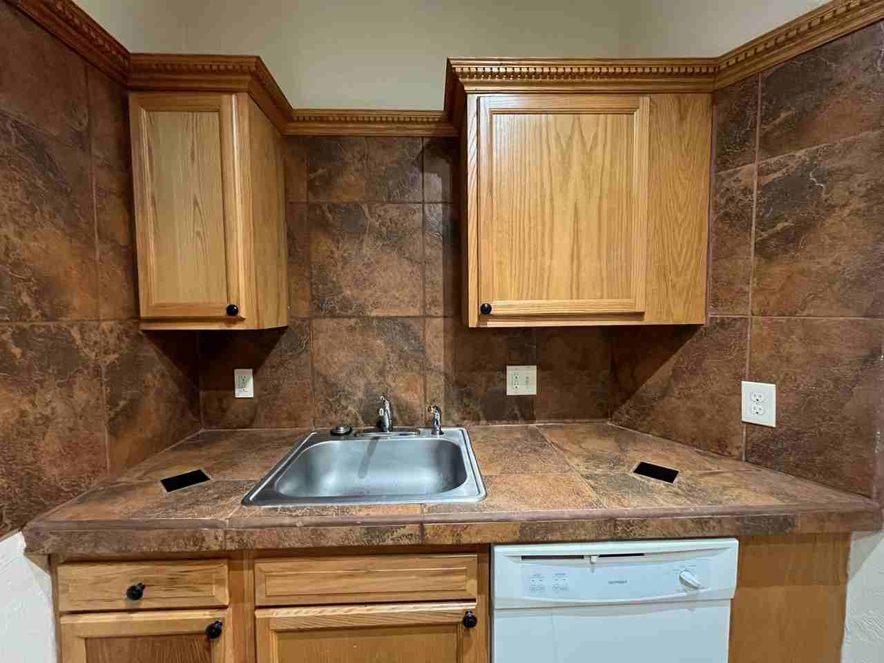 1002 Walnut St #1R - Photo 3 of 16