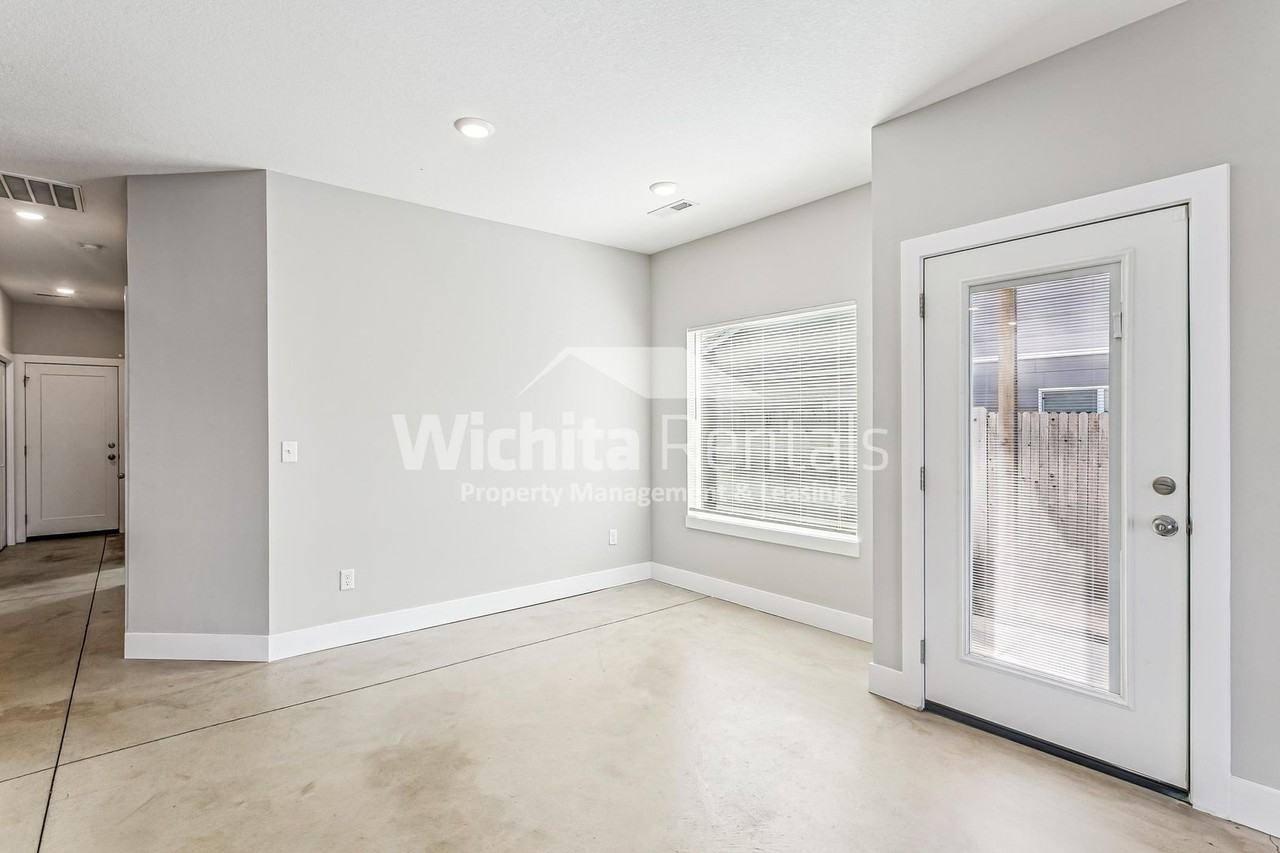 8013 E 34th Ct S - Photo 3 of 12