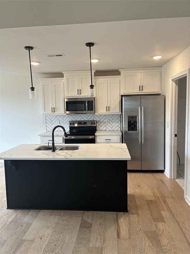 606 Crowder Ct - Photo 2 of 12