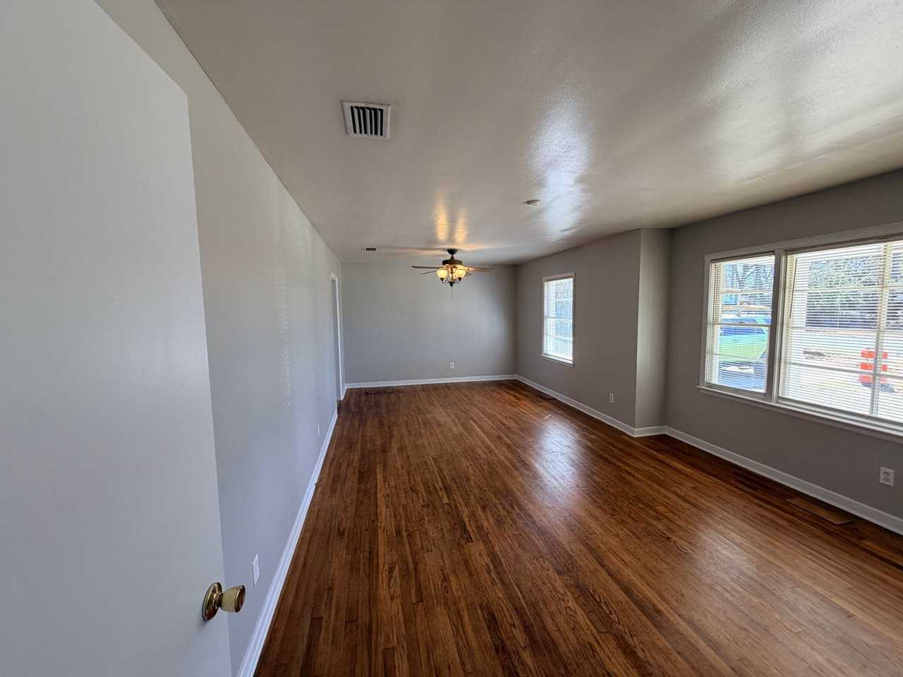 2213 Jerry Jones Dr - Photo 5 of 16