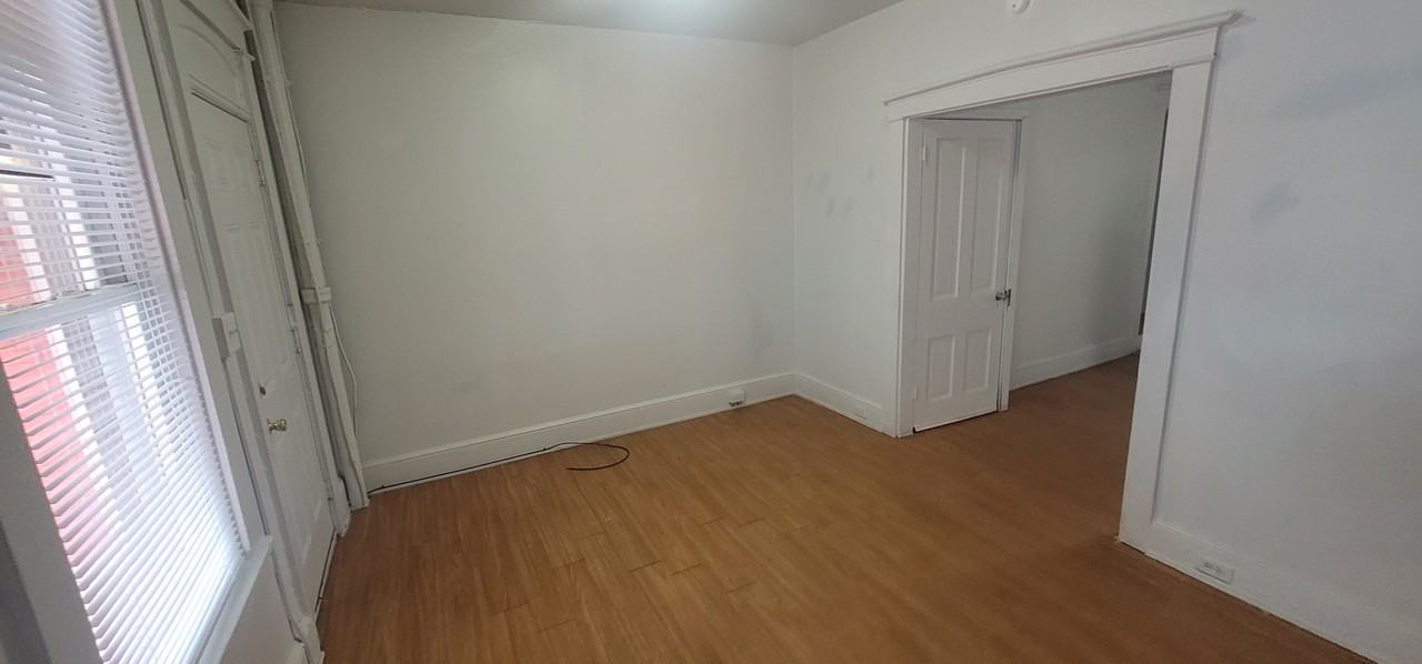 438 E Strawberry St #1 - Photo 4 of 18