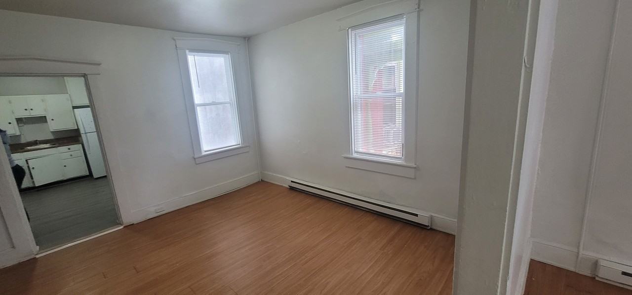 438 E Strawberry St #1 - Photo 5 of 18