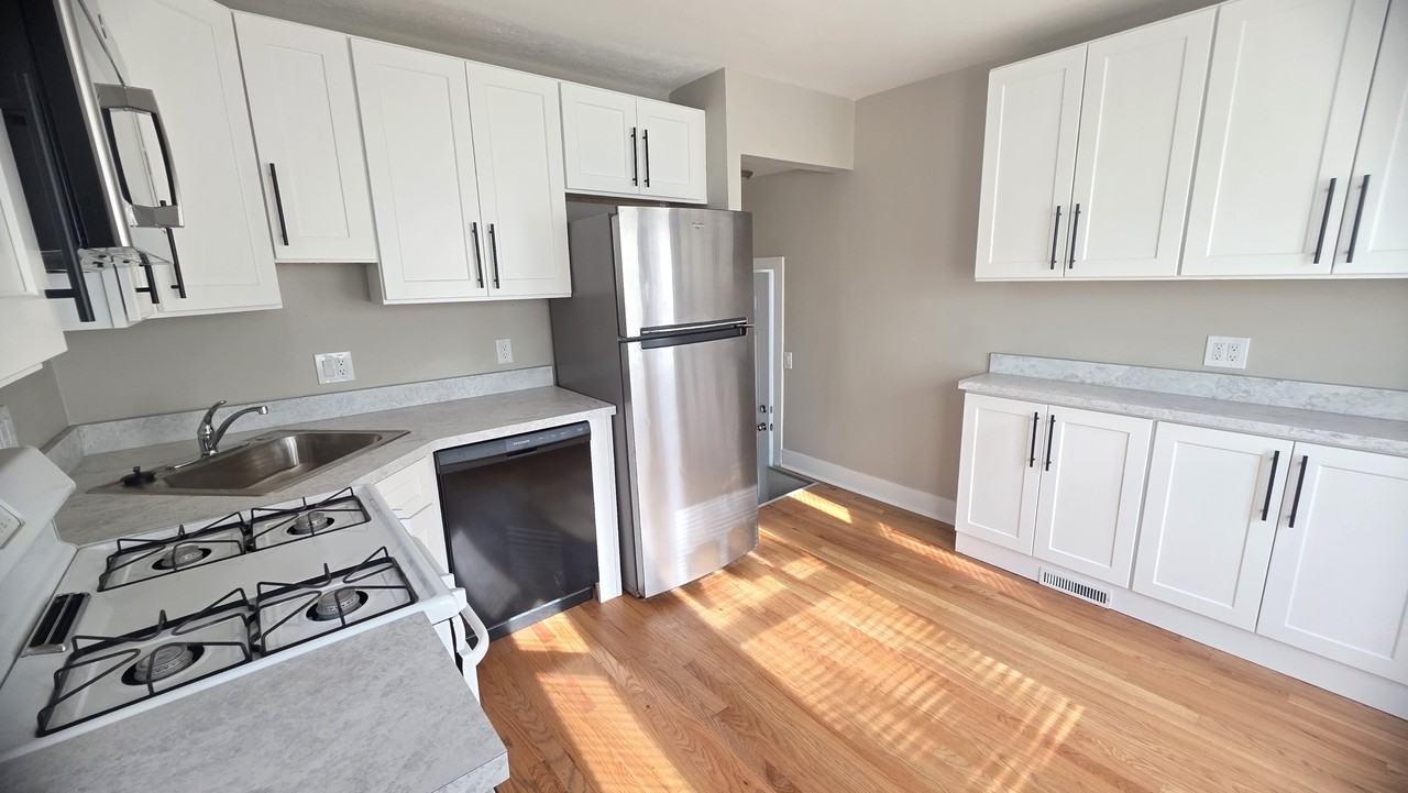 14526 Russell Ave #1 - Photo 4 of 24