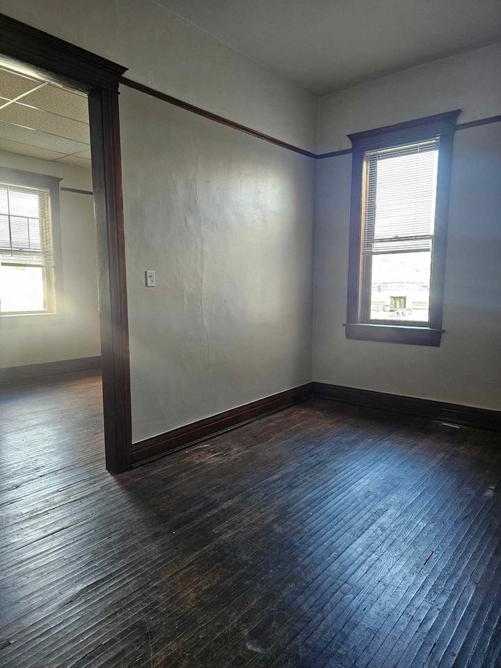 145 E Wooster St - Photo 4 of 9