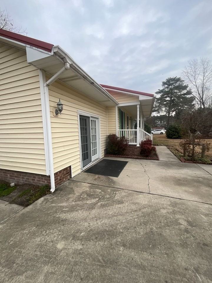 4326 Bridge St - Photo 2 of 15