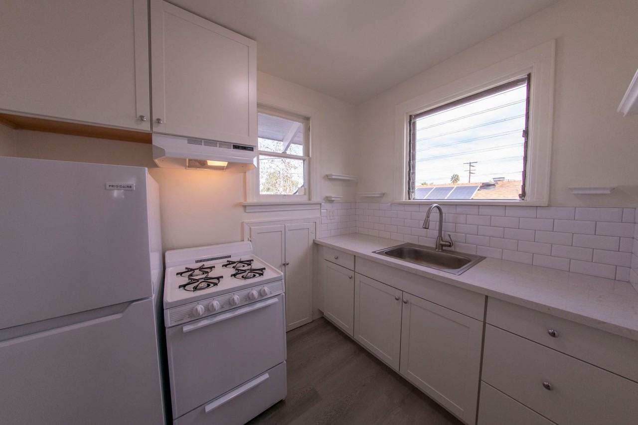 1067 Lincoln Ave - Photo 2 of 24