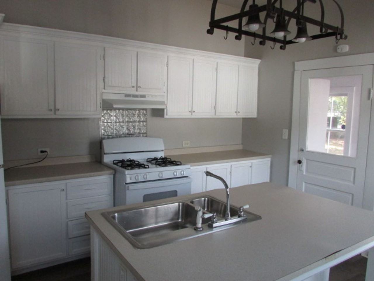 322 Church St - Photo 4 of 10