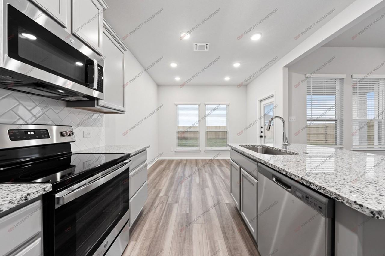 2808 Fox River Dr - Photo 4 of 24