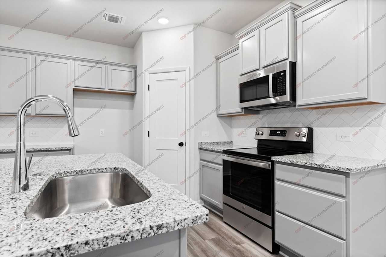 2808 Fox River Dr - Photo 5 of 24