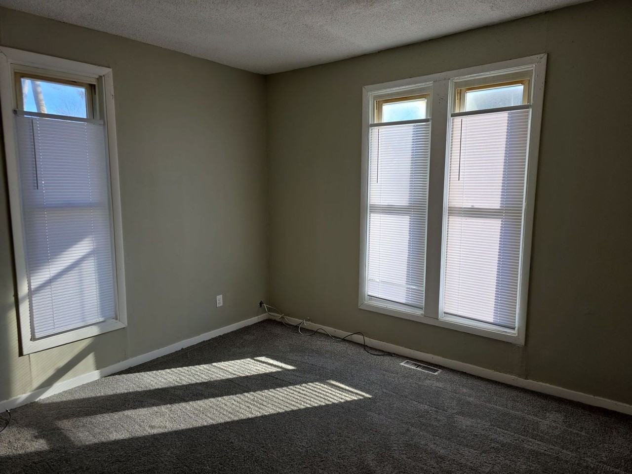 320 E 9th St - Photo 5 of 9