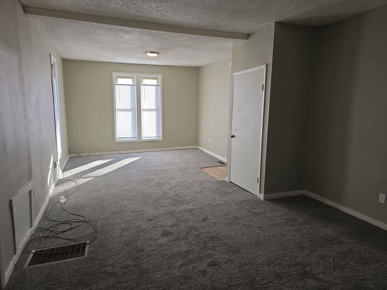 320 E 9th St - Photo 4 of 9
