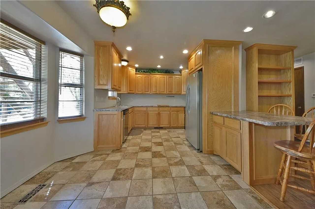 8308 Nw 27th St - Photo 4 of 20