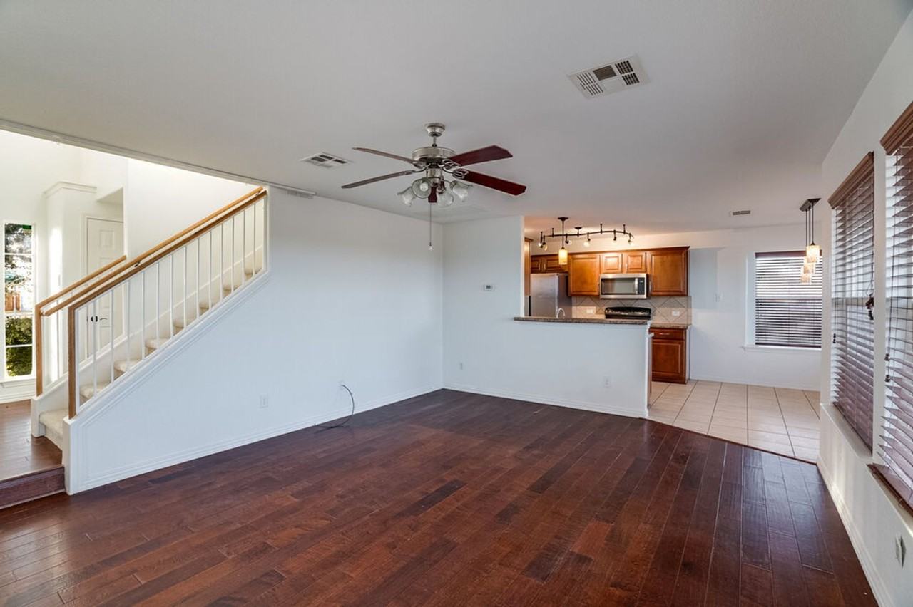 1206 Hensley Dr - Photo 5 of 21