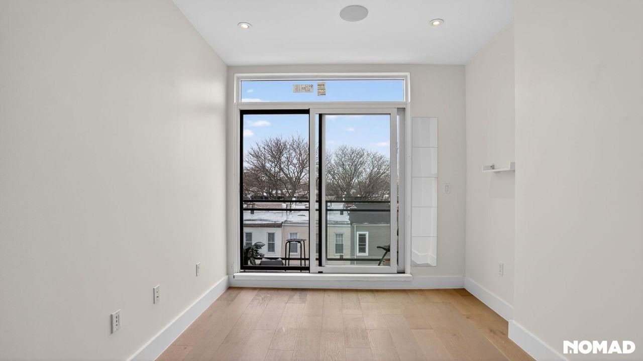 1129 Halsey St - Photo 4 of 12