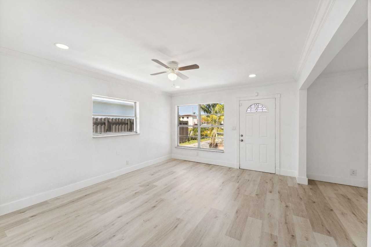 489 Nw 2nd Way - Photo 3 of 10