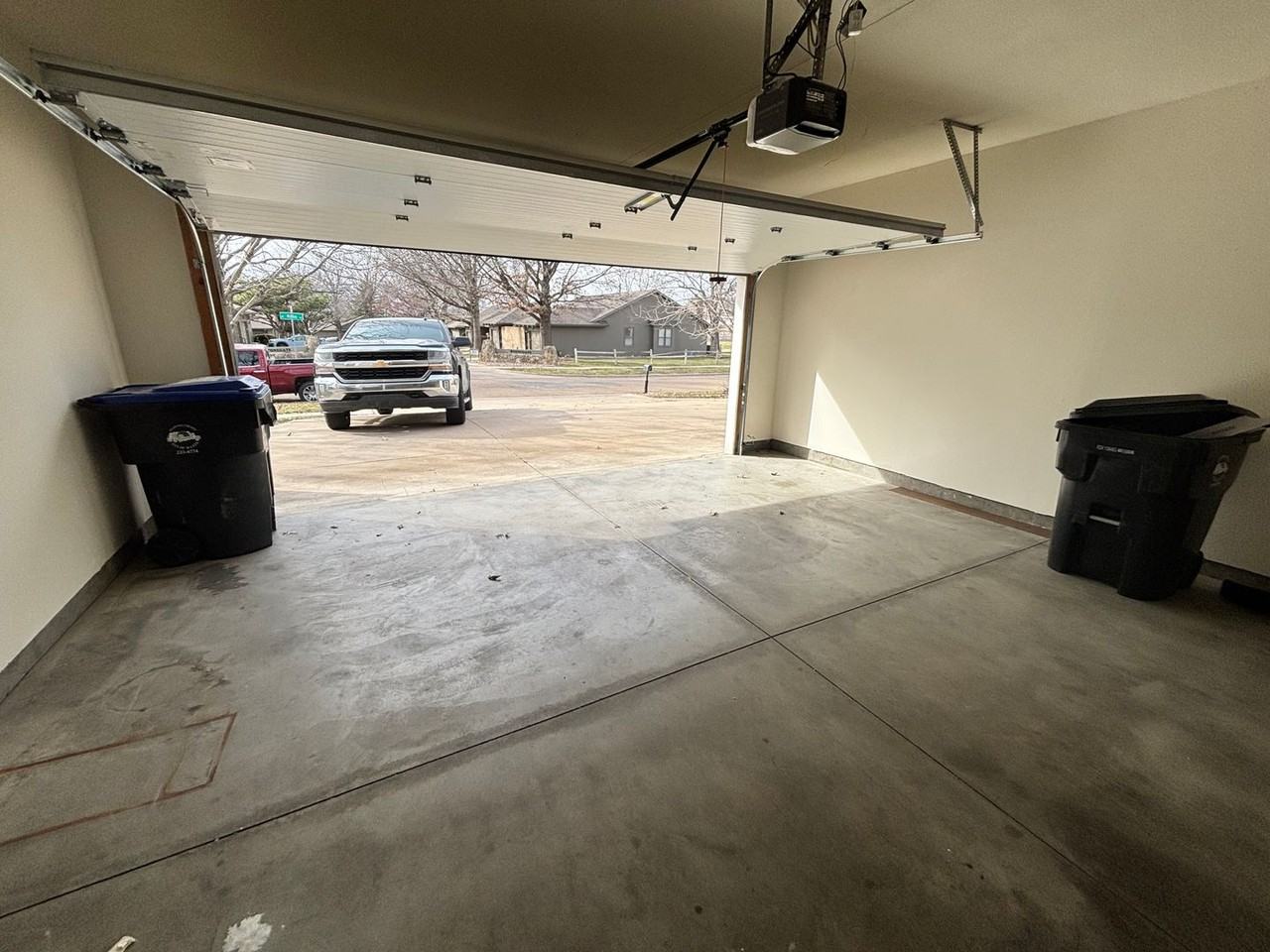 726 Sw Mifflin Rd - Photo 2 of 21