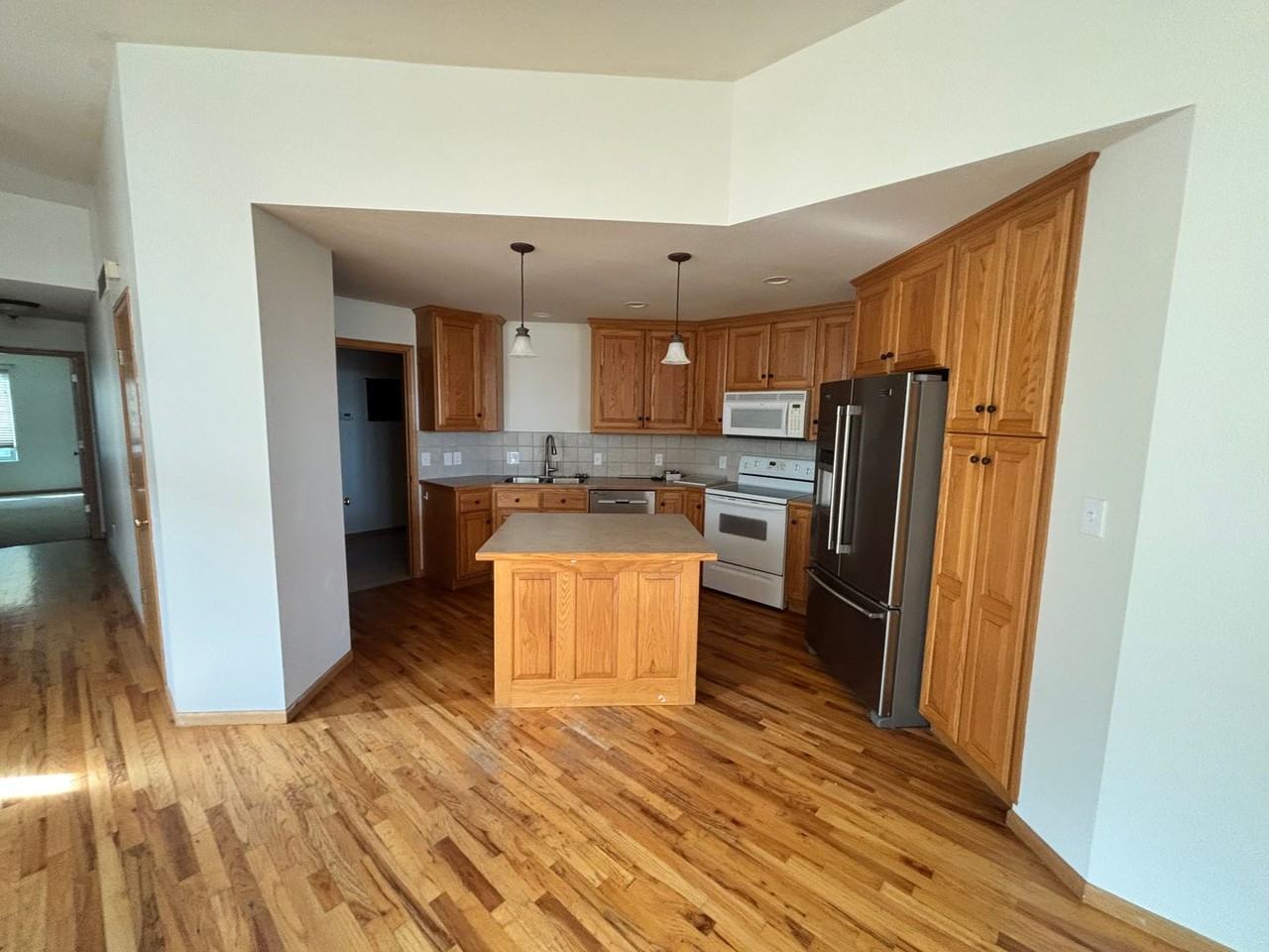 726 Sw Mifflin Rd - Photo 3 of 21