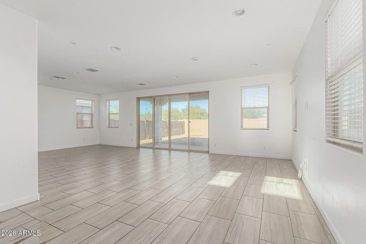 9208 W Sells Dr - Photo 4 of 16