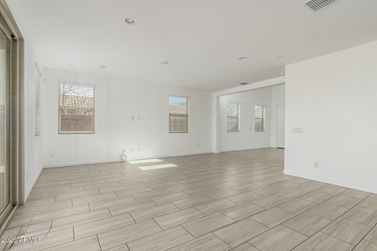 9208 W Sells Dr - Photo 5 of 16