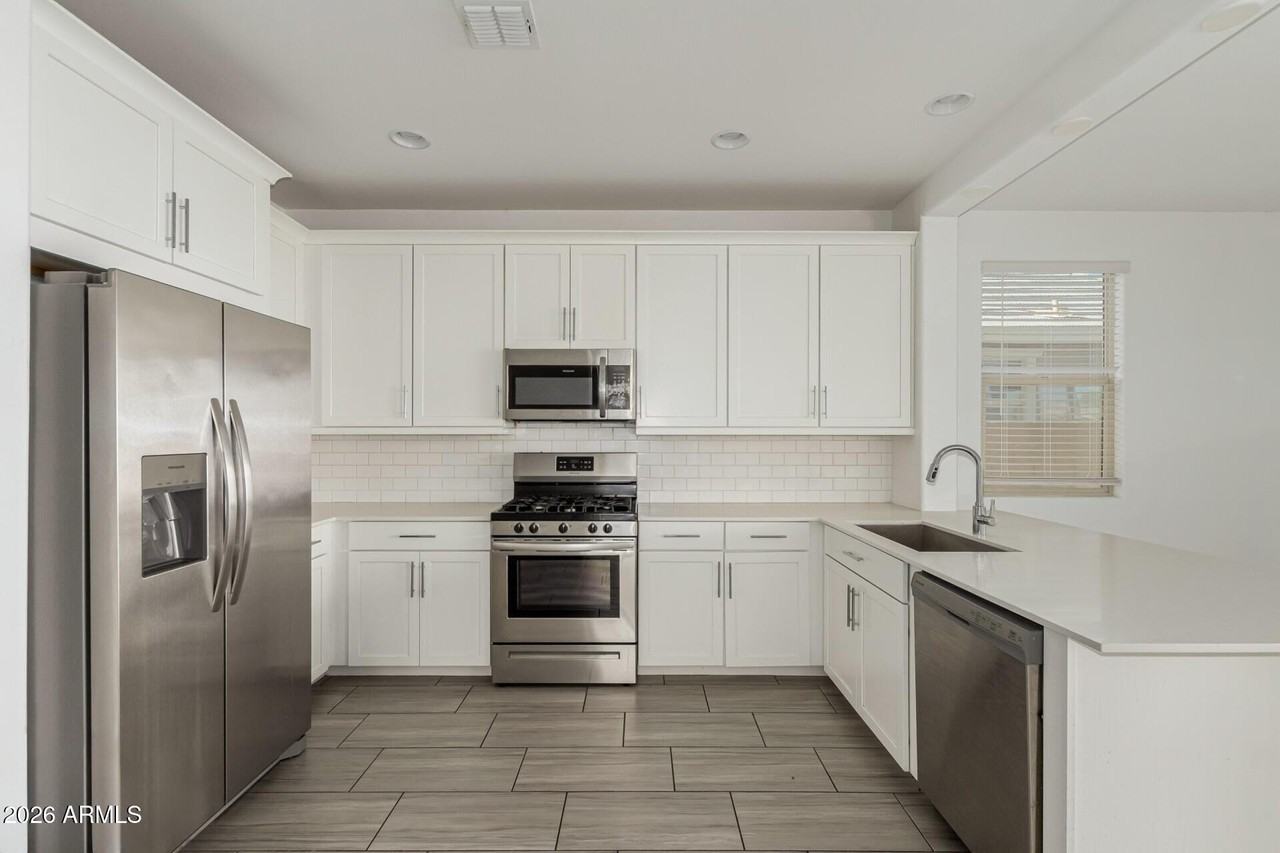 9208 W Sells Dr - Photo 6 of 16