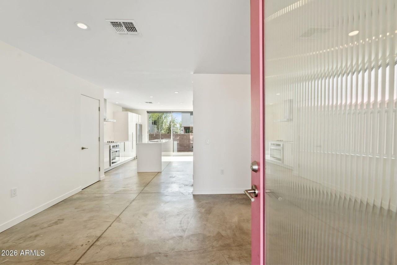 1337 E Polk St Apt 10 - Photo 2 of 32